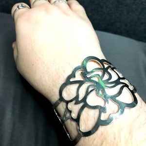 Flower design metal bracelet